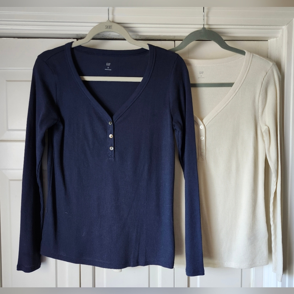 NEARLY NEW: Set Of 2 GAP V-Neck Thermal Tees In Navy And Ivory